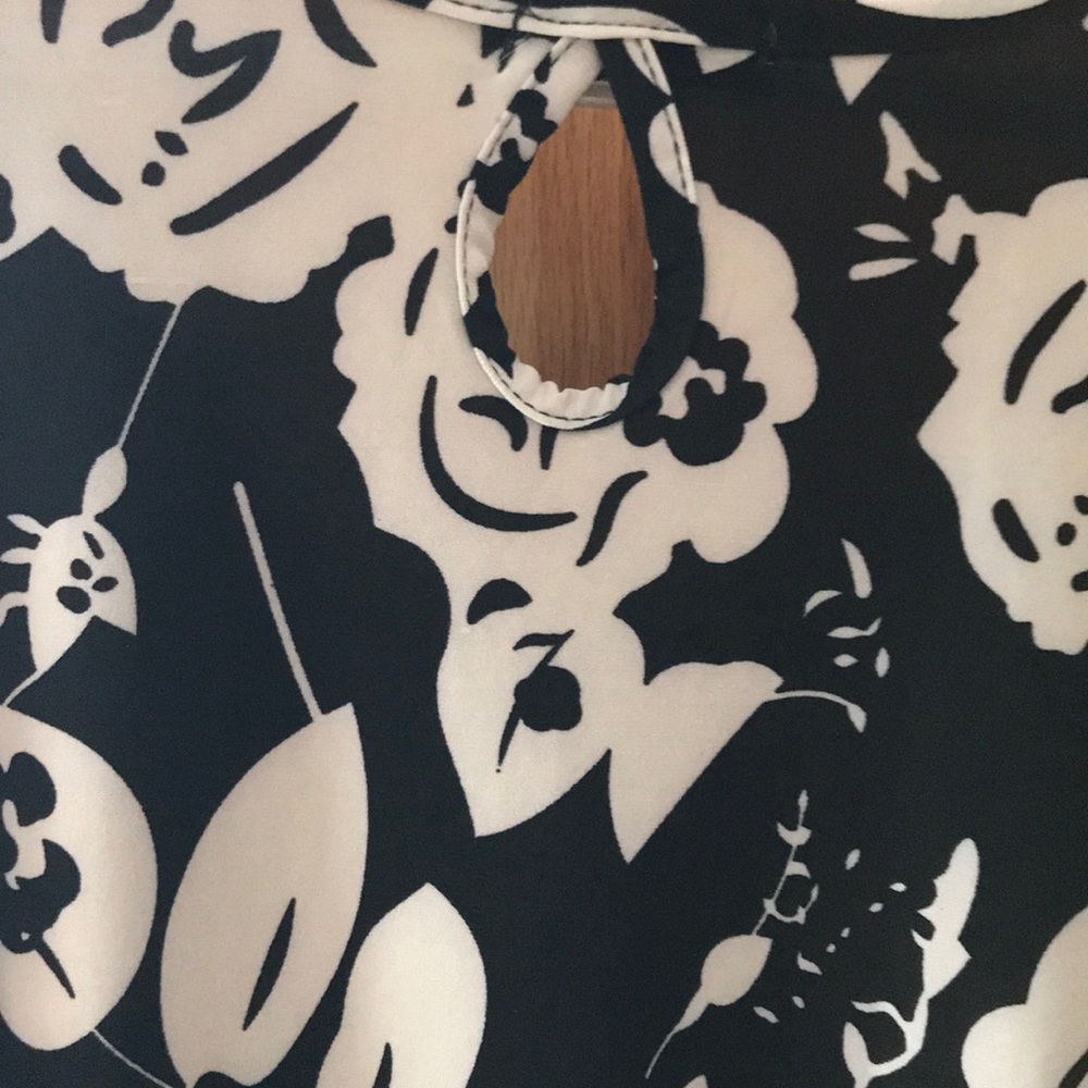 Floral top. - Picture 3 of 3